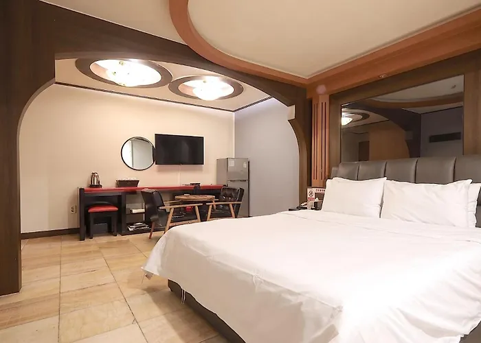 Hotel Sky Deokcheon Station